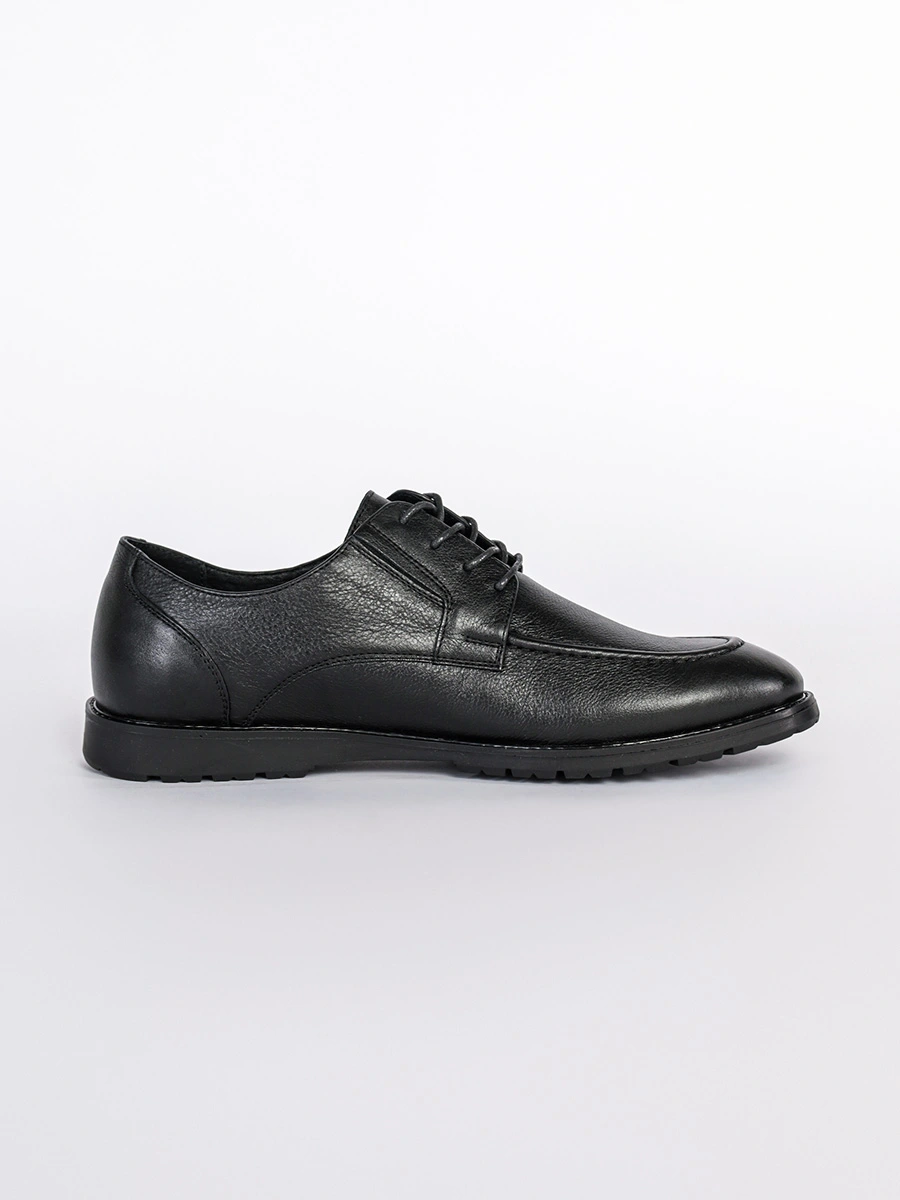 Туфли черного цвета на низкой подошве со шнуровкой